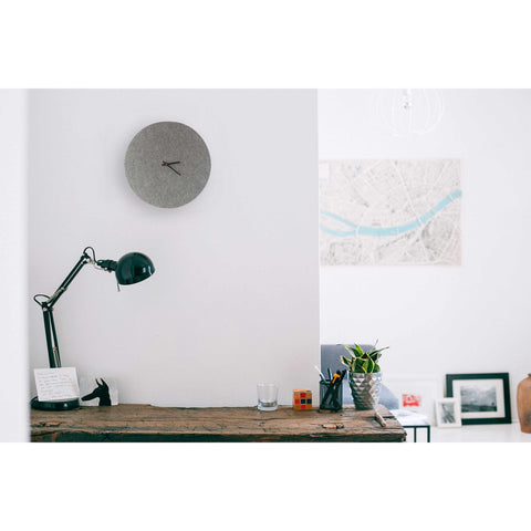 Horloge murale en feutre et liège 30 cm | gris clair - noir | Conception : Aalborg